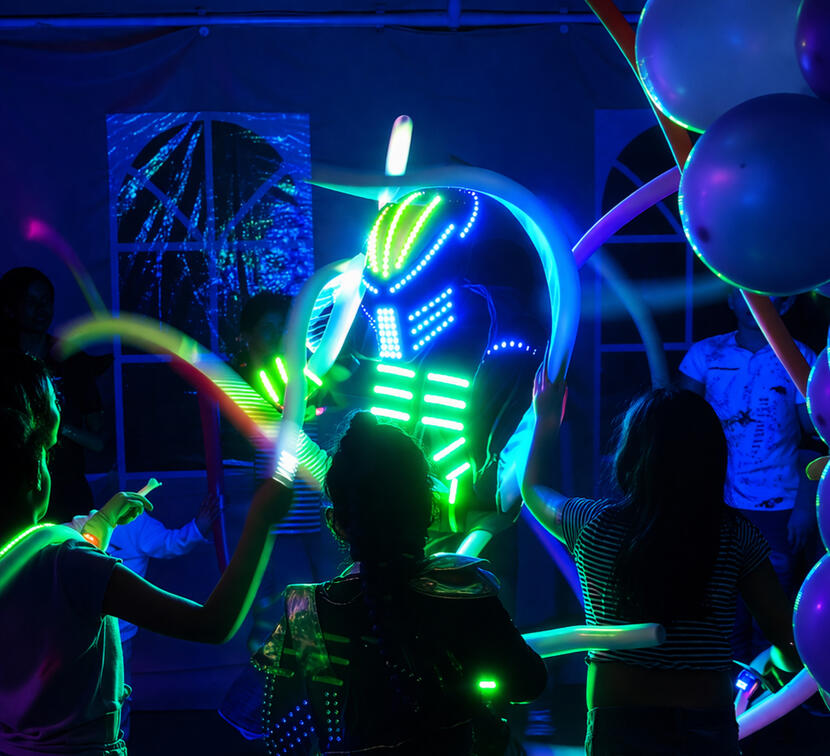 Ambiente fluorescente Luces neón y efectos que transforman cualquier espacio.