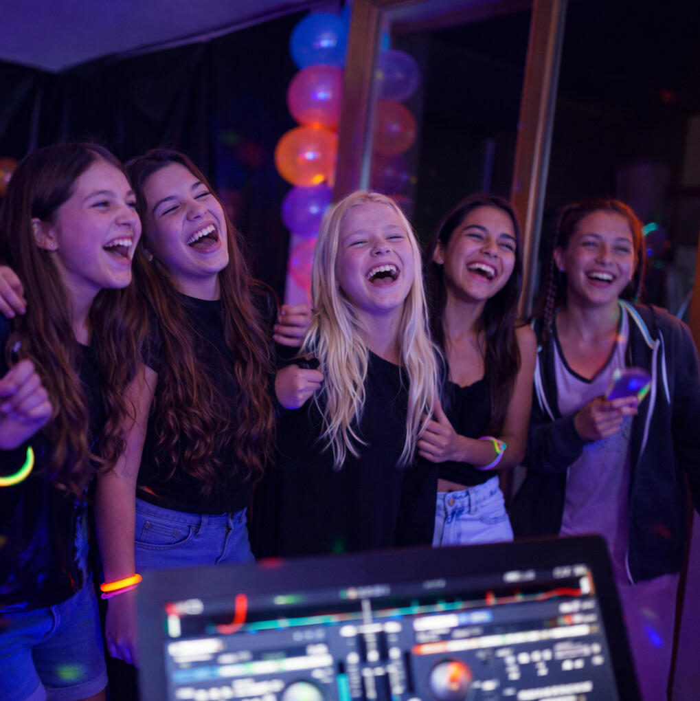 Ambiente fluorescente Luces neón y efectos que transforman cualquier espacio.