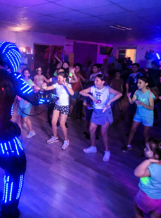 Ambiente fluorescente Juegos, música y animación para que todos participen.
